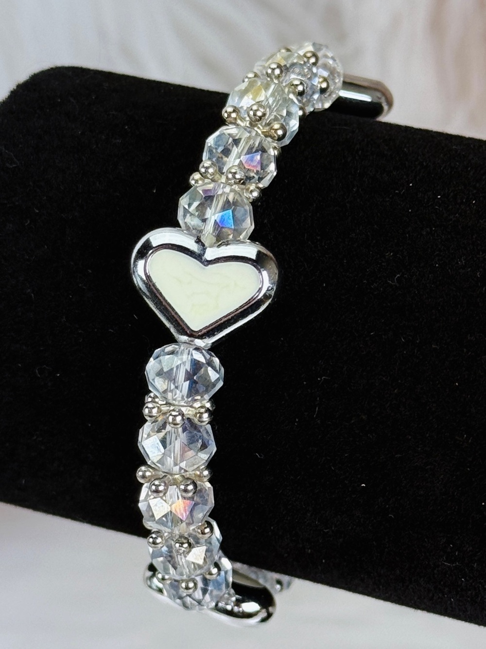 Pretty silvertone, lightweight, bling, heart costume stretch bracelet